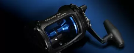 Solterra B Lever Drag Reel - Okuma Solterra B Drag Drag-Reko-Stal Stael Główne przekładnie, zębate zębate i wały- pojedyncza prędkość, szybka i dwupiętrowa modele- trwałe oporne na korozję ramkę & amp; Płytki boczne- 2 łożyska ciągu zmniejszają siłę obrotową uchwytu wynoszą ponad 50%.